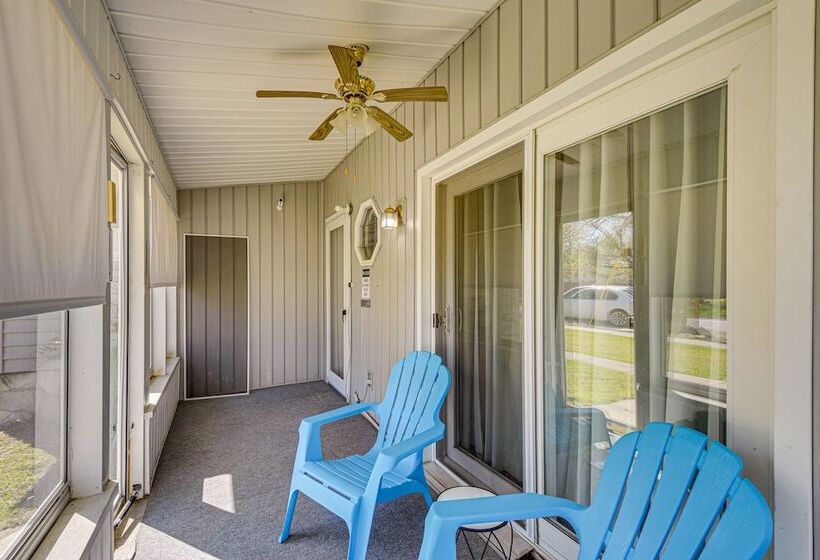 Harrisburg Home W/ Private Yard + Screened Porch!