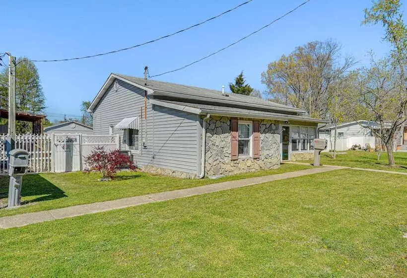 Harrisburg Home W/ Private Yard + Screened Porch!