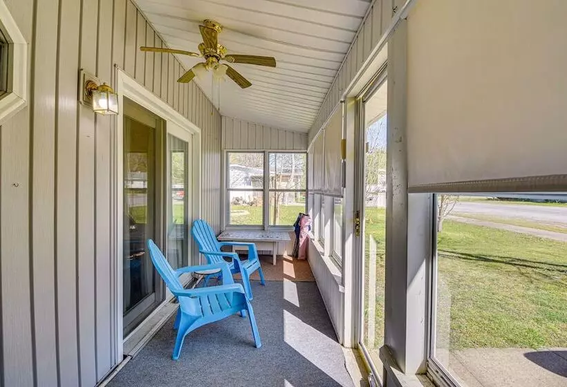 Harrisburg Home W/ Private Yard + Screened Porch!