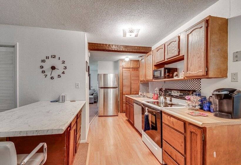 Harrisburg Home W/ Private Yard + Screened Porch!