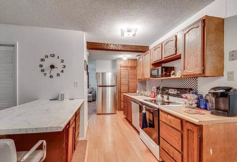 Harrisburg Home W/ Private Yard + Screened Porch!