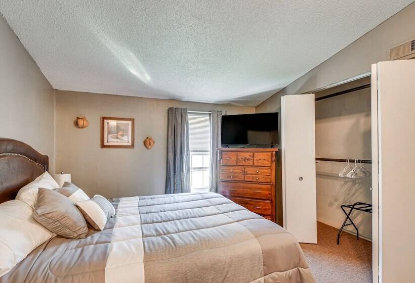 Harrisburg Home W/ Private Yard + Screened Porch!