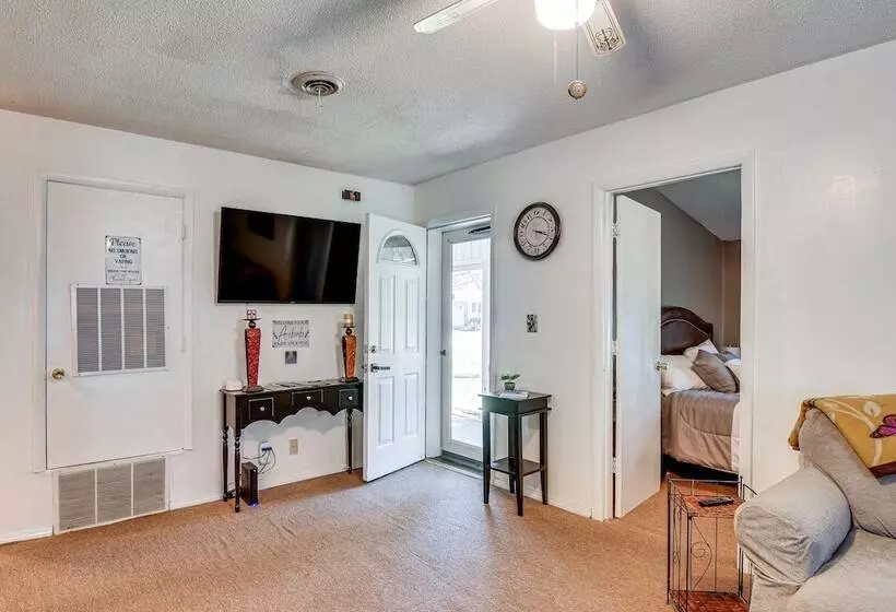 Harrisburg Home W/ Private Yard + Screened Porch!