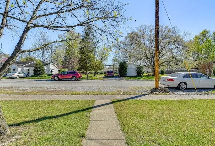 Harrisburg Home W/ Private Yard + Screened Porch!