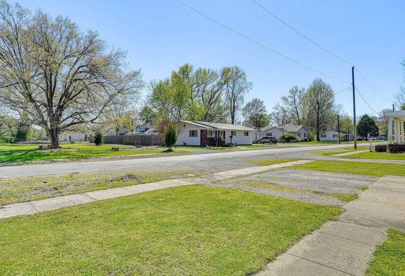 Harrisburg Home W/ Private Yard + Screened Porch!