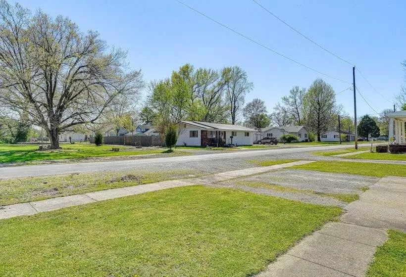 Harrisburg Home W/ Private Yard + Screened Porch!