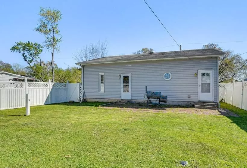 Harrisburg Home W/ Private Yard + Screened Porch!