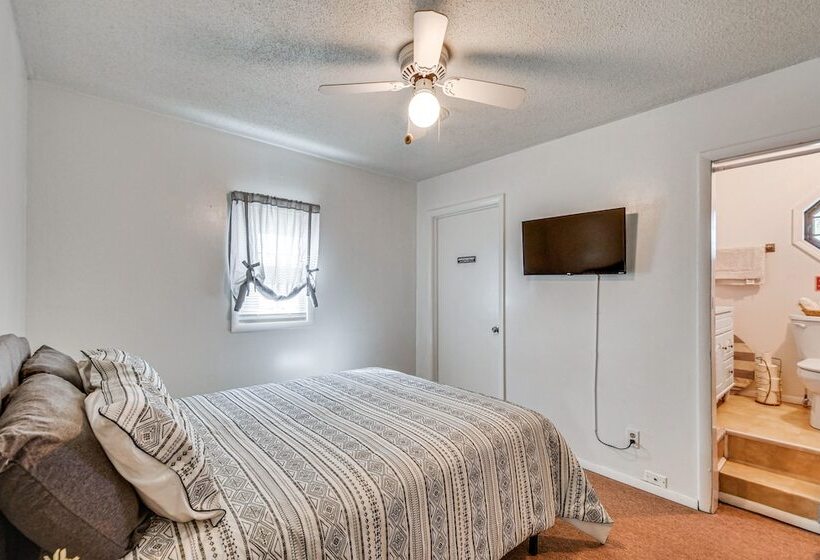 Harrisburg Home W/ Private Yard + Screened Porch!