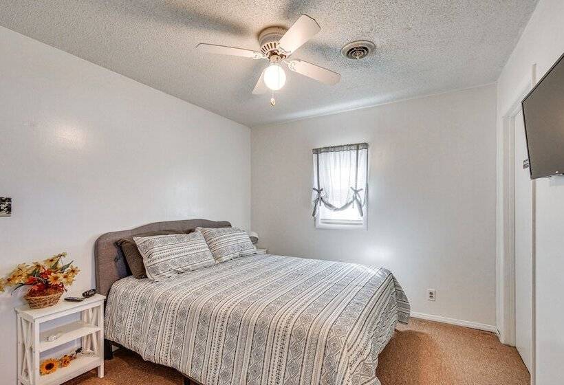 Harrisburg Home W/ Private Yard + Screened Porch!