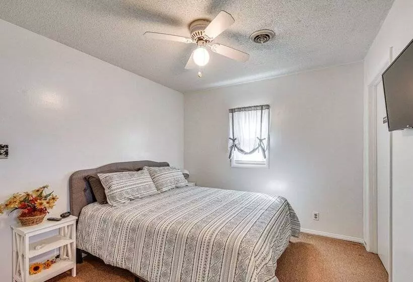 Harrisburg Home W/ Private Yard + Screened Porch!