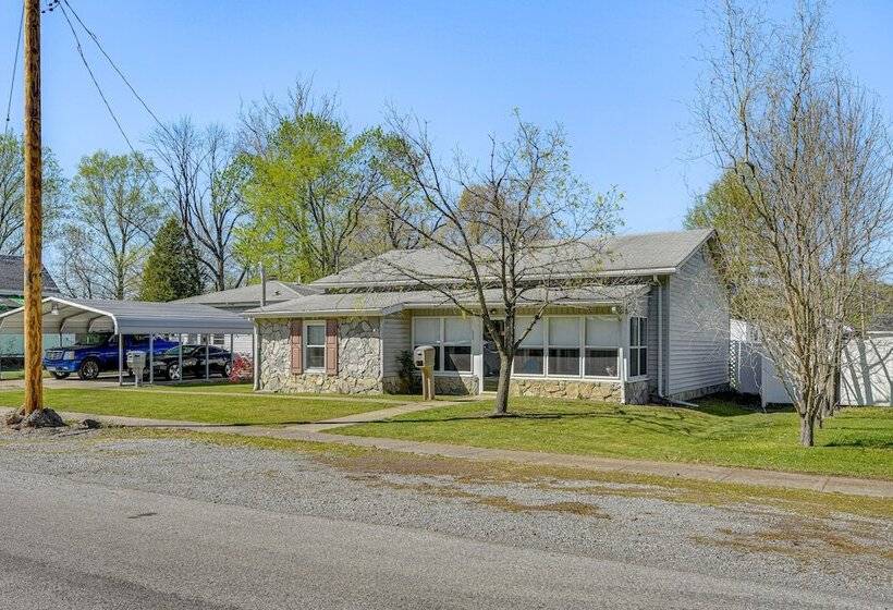 Harrisburg Home W/ Private Yard + Screened Porch!