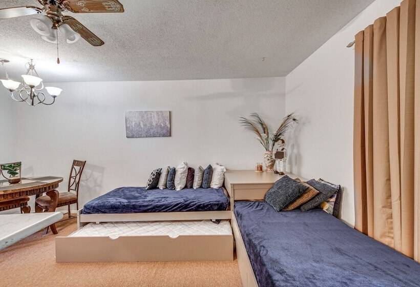 Harrisburg Home W/ Private Yard + Screened Porch!