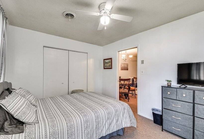 Harrisburg Home W/ Private Yard + Screened Porch!