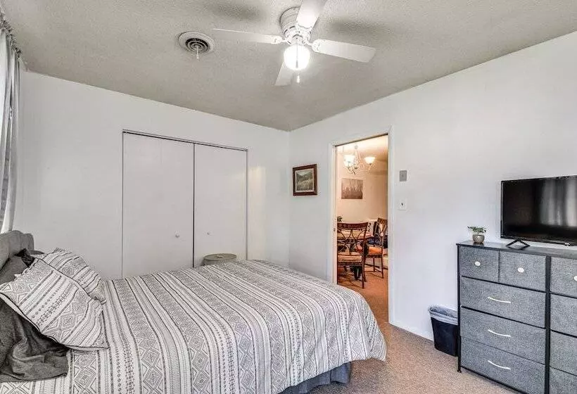 Harrisburg Home W/ Private Yard + Screened Porch!