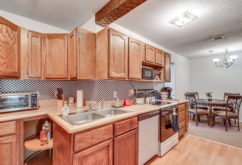 Harrisburg Home W/ Private Yard + Screened Porch!