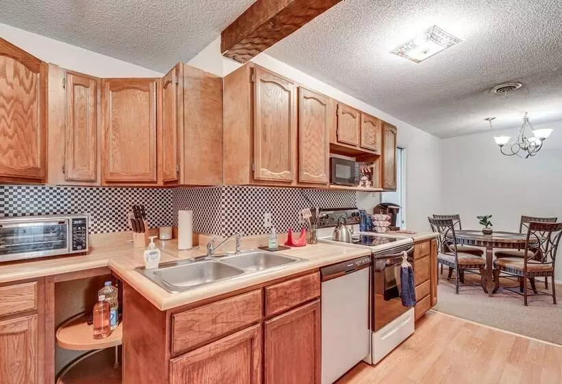 Harrisburg Home W/ Private Yard + Screened Porch!