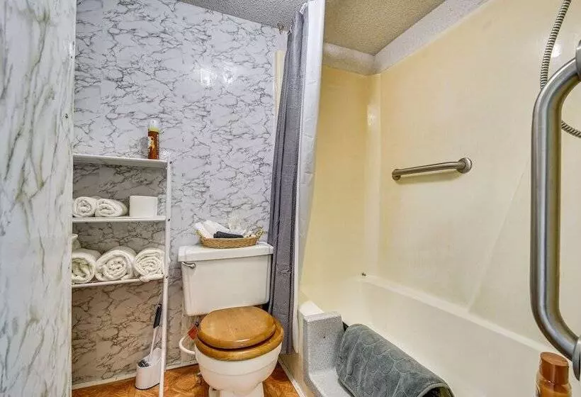 Harrisburg Home W/ Private Yard + Screened Porch!