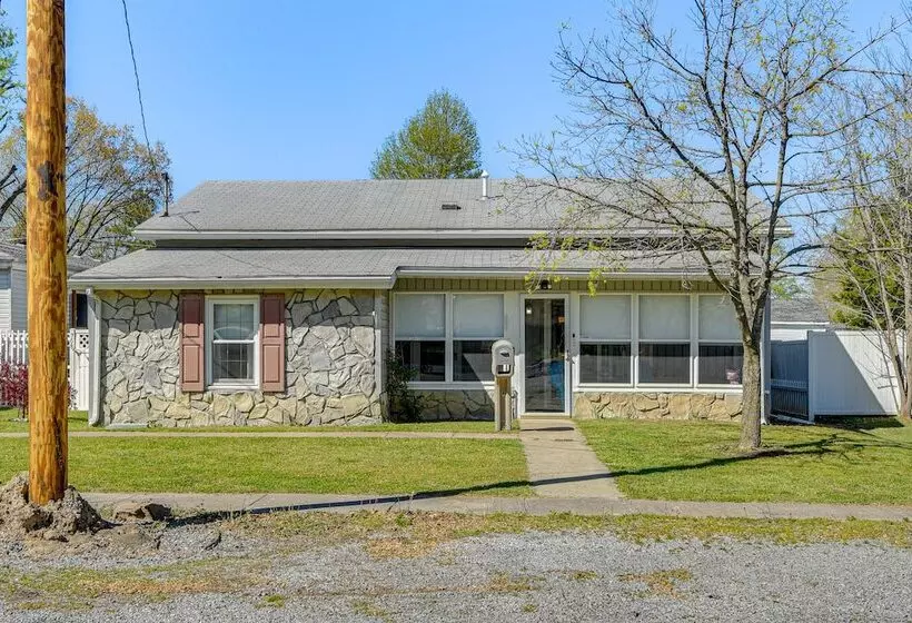 Harrisburg Home W/ Private Yard + Screened Porch!
