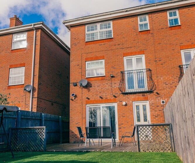 اقامتگاه Remarkable 4 Bed House In Cardiff