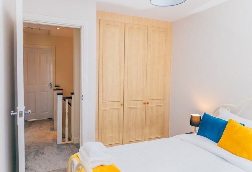 اقامتگاه Remarkable 4 Bed House In Cardiff