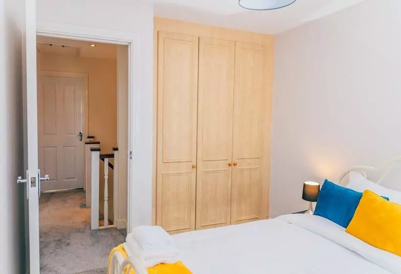 اقامتگاه Remarkable 4 Bed House In Cardiff