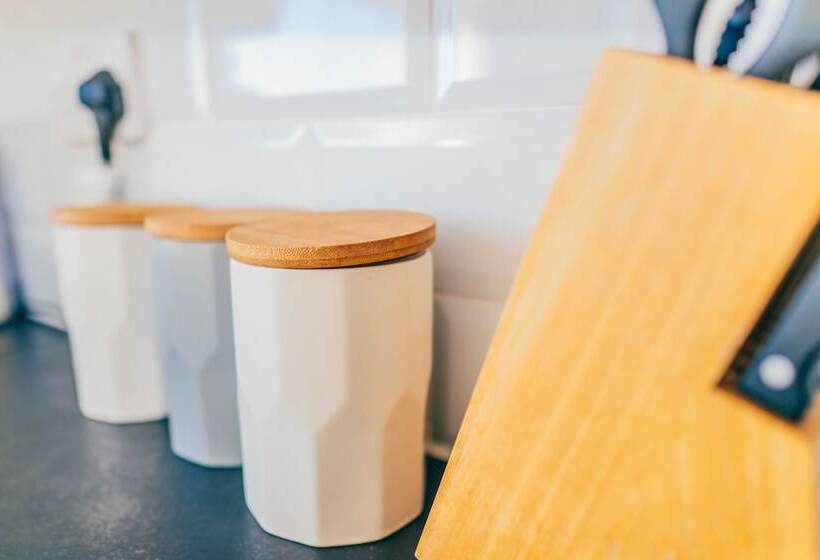 اقامتگاه Remarkable 4 Bed House In Cardiff