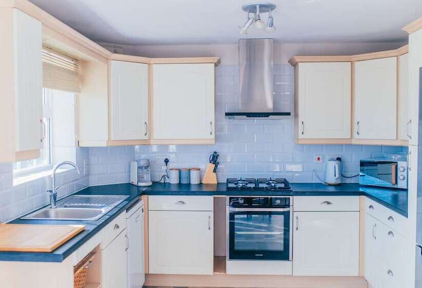 اقامتگاه Remarkable 4 Bed House In Cardiff