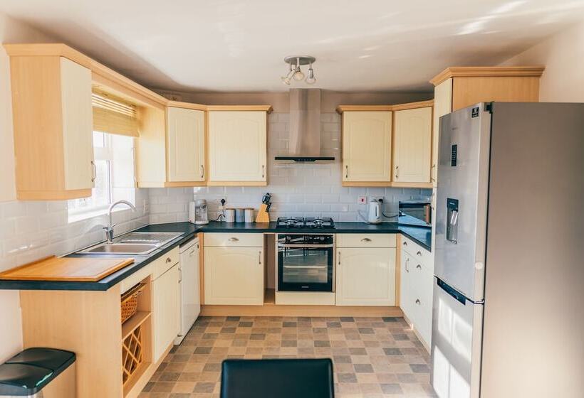 اقامتگاه Remarkable 4 Bed House In Cardiff