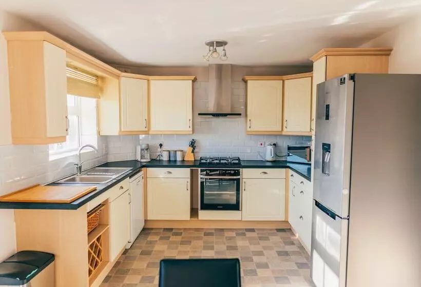 اقامتگاه Remarkable 4 Bed House In Cardiff