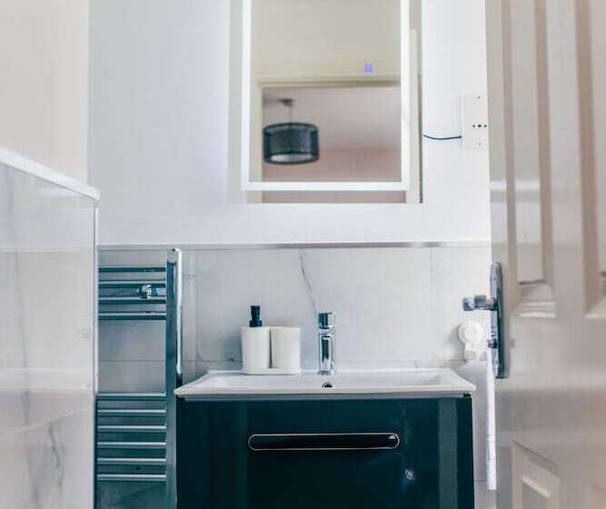 اقامتگاه Remarkable 4 Bed House In Cardiff