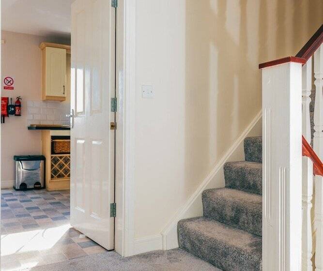 اقامتگاه Remarkable 4 Bed House In Cardiff