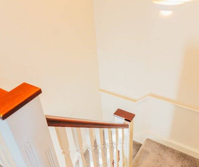 اقامتگاه Remarkable 4 Bed House In Cardiff