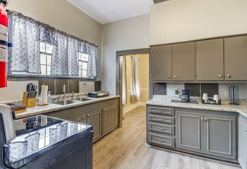 Cozy Vicksburg Home W/ Patio ~ 1 Mi To Riverfront!