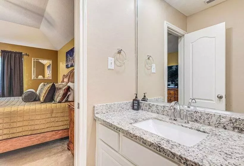 Family Friendly Houston Home In Quiet Neighborhood