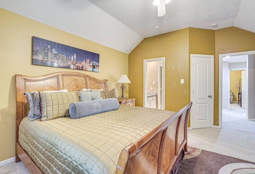 Family Friendly Houston Home In Quiet Neighborhood