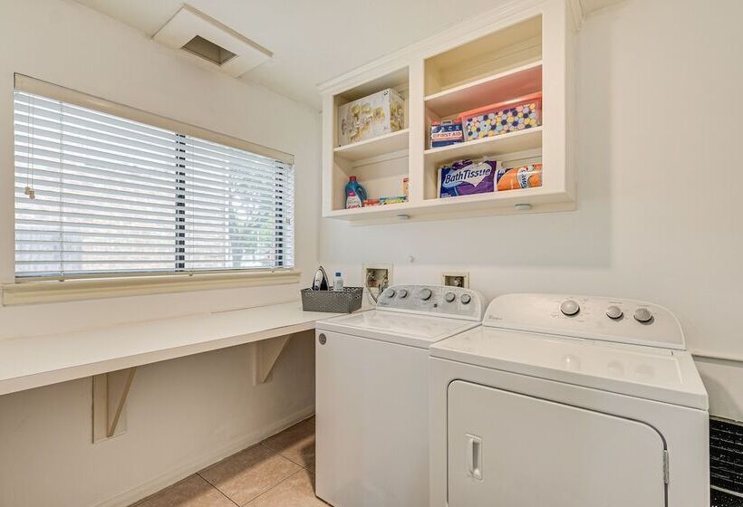 Family Friendly Houston Home In Quiet Neighborhood