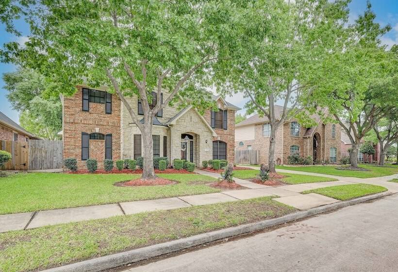 Family Friendly Houston Home In Quiet Neighborhood