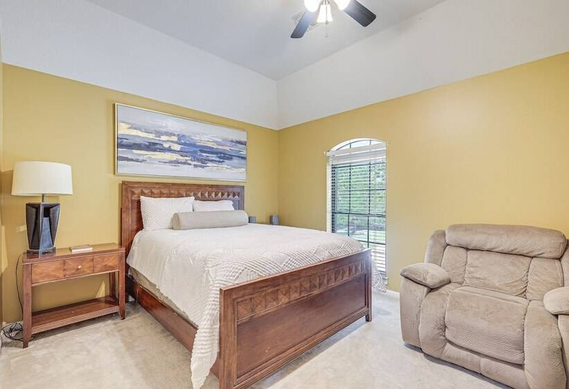 Family Friendly Houston Home In Quiet Neighborhood