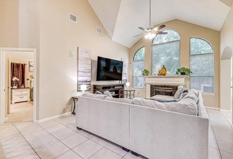 Family Friendly Houston Home In Quiet Neighborhood