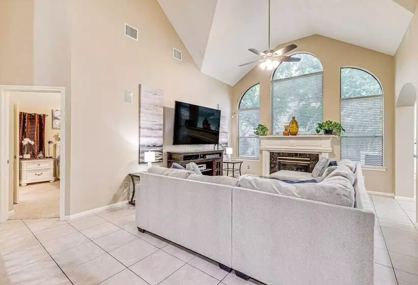 Family Friendly Houston Home In Quiet Neighborhood