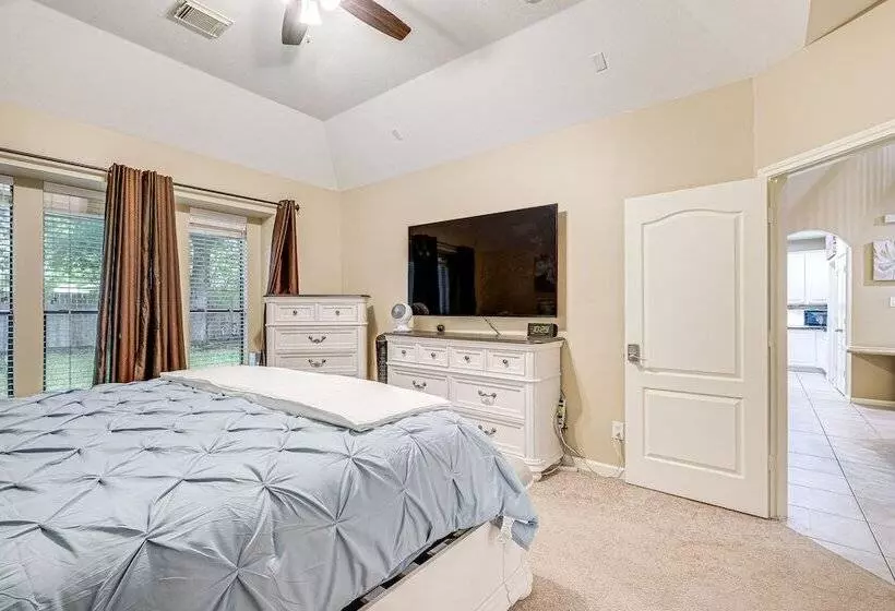Family Friendly Houston Home In Quiet Neighborhood
