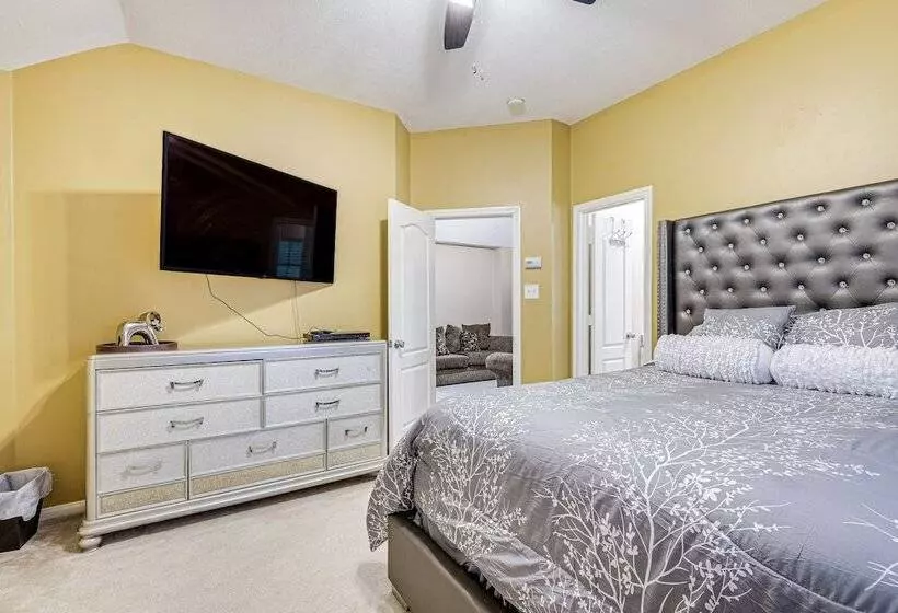 Family Friendly Houston Home In Quiet Neighborhood