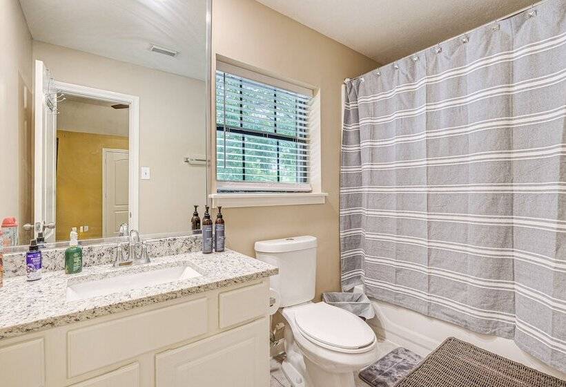 Family Friendly Houston Home In Quiet Neighborhood