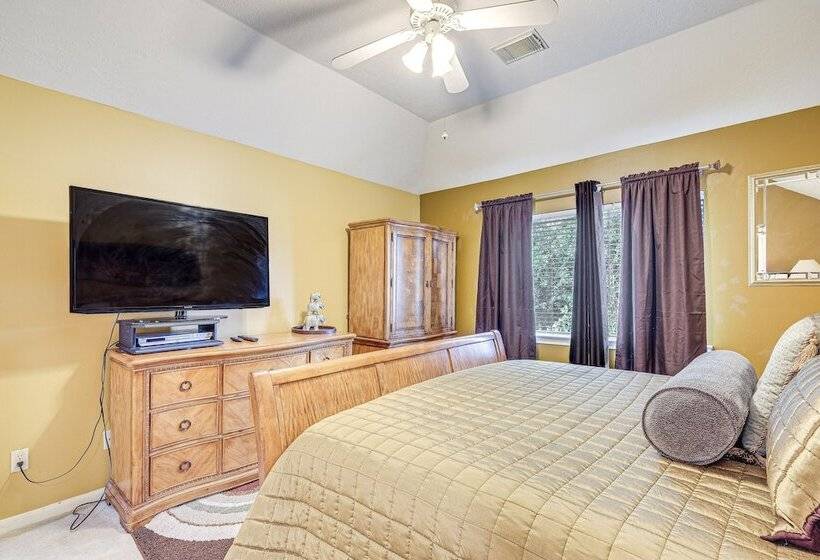 Family Friendly Houston Home In Quiet Neighborhood