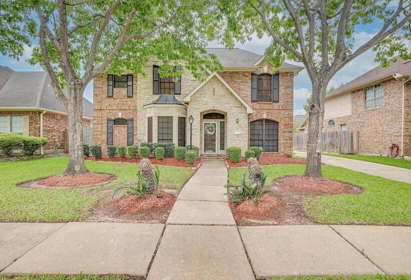 Family Friendly Houston Home In Quiet Neighborhood