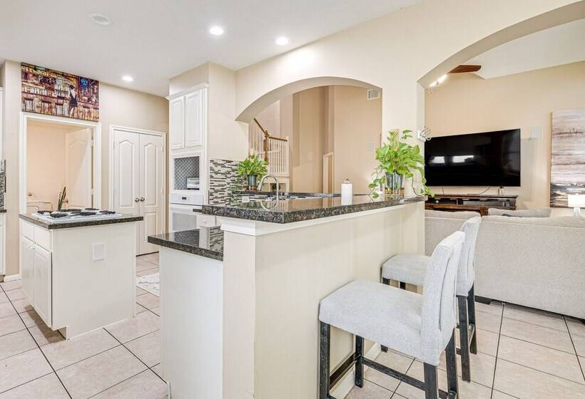 Family Friendly Houston Home In Quiet Neighborhood