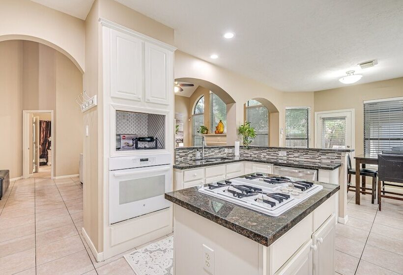 Family Friendly Houston Home In Quiet Neighborhood