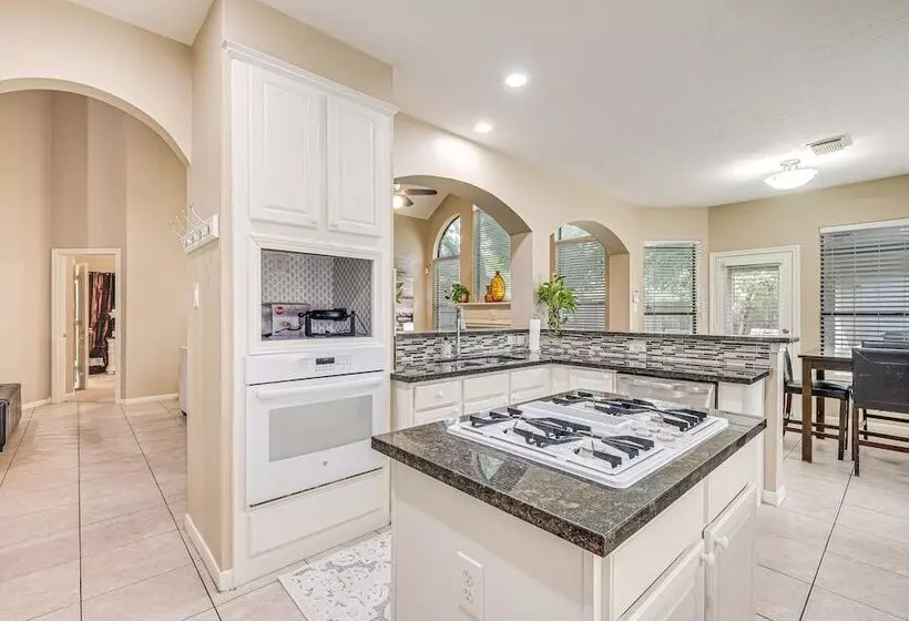 Family Friendly Houston Home In Quiet Neighborhood