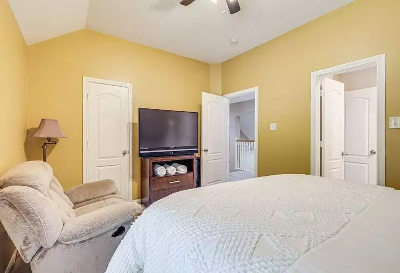 Family Friendly Houston Home In Quiet Neighborhood