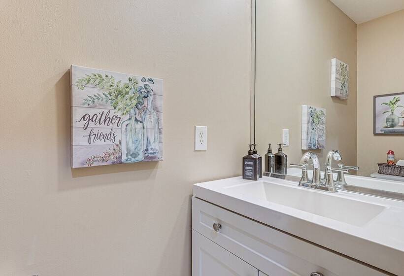 Family Friendly Houston Home In Quiet Neighborhood